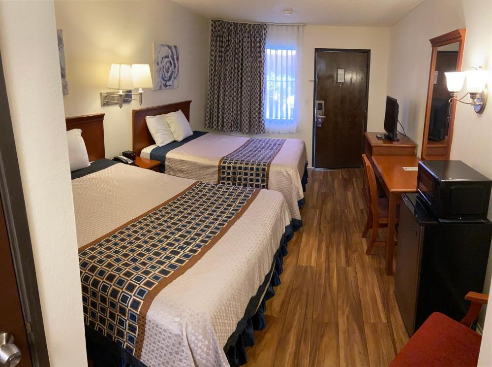Queen Room with Two Queen Beds - Non-Smoking interior